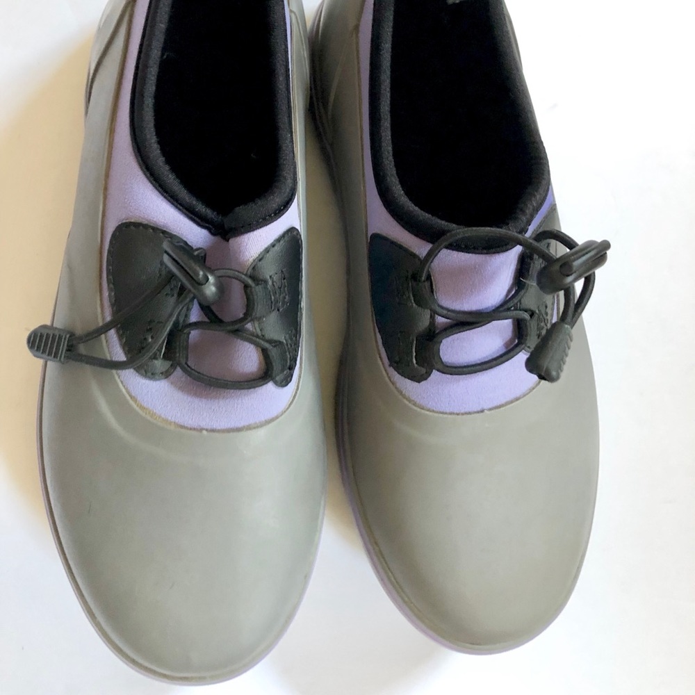 Woman’s Muck rubber shoes size 9.5 gray, lilac